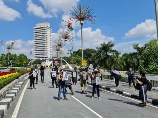 Bantahan aman oleh Gabungan Kebebasan Bersuara di Jalan Parlimen, Kuala Lumpur pada Ahad. -Foto Twitter CIJ Malaysia