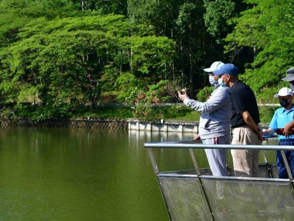 Annuar meninjau keadaan tasik di Taman Botani Perdana pada Ahad.