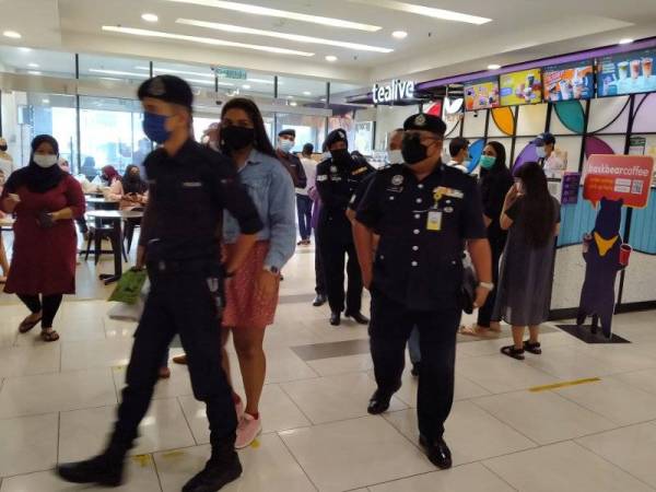 Azhar ketika melakukan pemantauan pematuhan SOP di Kulim Central pada Ahad.