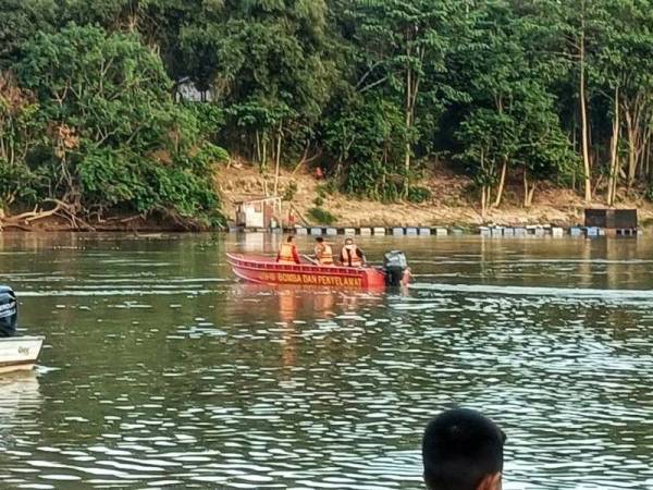 Operasi SAR yang dilakukan di Sungai Pahang dekat Kampung Loyang Sanggang pada Ahad. -Foto: Ihsan PDRM