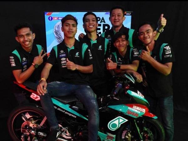 Kasma Daniel (duduk di atas motosikal ) bersama pelumba Petronas Sprinta Yamaha Maju Motor.