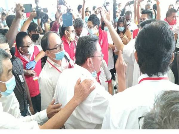 Thomas Su (dua dari kanan) antara individu yang kelihatan ketika kekecohan yang berlaku ketika Konvensyen Biasa DAP Perak di Pusat Konvensyen Ipoh, di sini pada Ahad