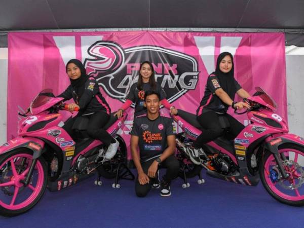 Nur Atikah (berdiri di belakang) bersama barisan pelumba Pink Racing pada Kejuaraan Cub Prix 2021.