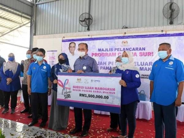 Wan Rosdy (tiga dari kanan) menyerahkan peruntukkan bagi Program Cakna Suri sempena majlis pelancaran program itu di Sungai Koyan di sini pada Ahad. - Foto: UKOMP