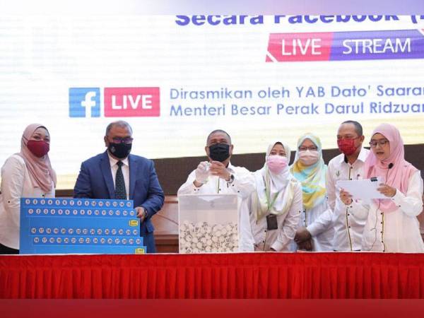 Saarani turut membuat cabutan kerja undi JKR Perak yang disiar secara langsung menerusi Facebook Live di Dewan Bankuet, Bangunan Perak Darul Ridzuan, di sini pada Isnin.