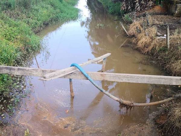 Lokasi Muhammad Firdaus ditemui lemas ke dalam parit di hadapan rumahnya di Parit 1 Ban 4 Sungai Sireh, di sini lewat petang Ahad.