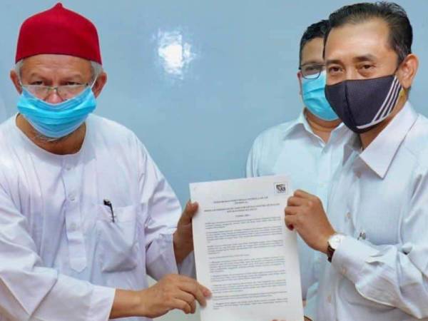 Zulkifli (kiri) menerima resolusi Pembela daripada Aminuddin dalam pertemuan pada Isnin.