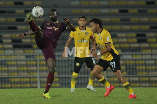 Antara aksi menarik pertemuan Perak FC menentang TFC di Ipoh. Foto: Malaysian Football League