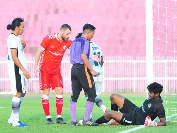 Mohd Amirul Aizat ketika mengadili aksi Kelantan FC menentang Perak II di Kota Bharu pada 6 Mac lalu. - Foto FB TRW Kelantan FC.