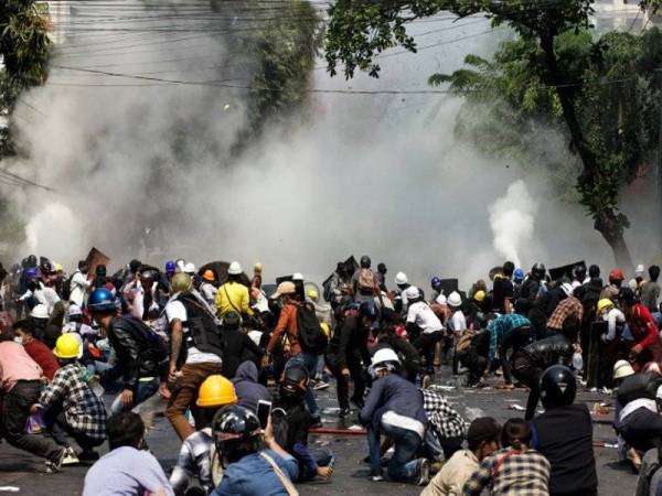 Polis melepaskan tembakan gas pemedih mata ke atas para penunjuk perasaan antirampasan kuasa tentera di Mandalay. - Foto AFP