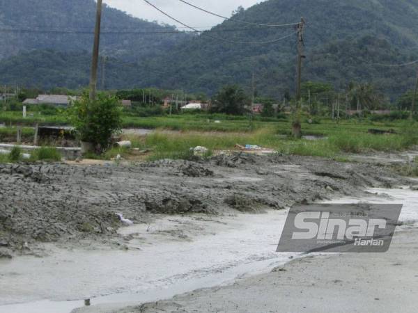 Sisa buangan dipercayai dari kolam udang telah menyebabkan saliran di kawasan itu menjadi cetek akibat mendapan bahan tersebut.