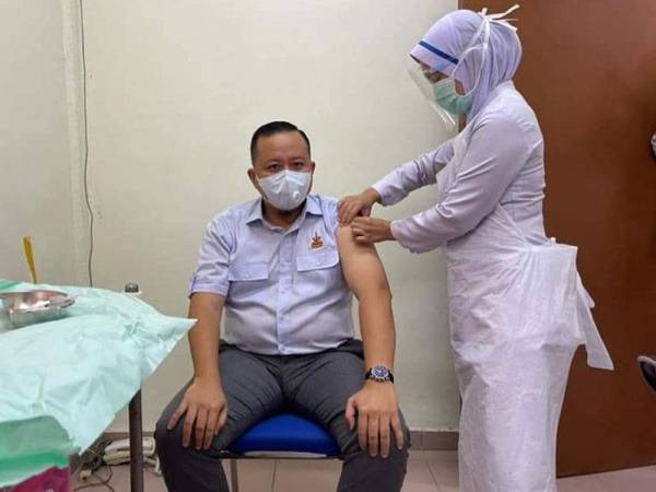 Rizam menerima suntikan Vaksin Covid-19 di Klinik Kesihatan Sungai Air Tawar pada Selasa.