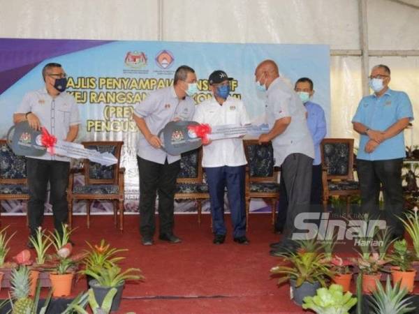 Dari kiri; Mohd Khairulzamri, Sahruddin, Ronald dan Anis pada Majlis Penyampaian Insentif Pakej Rangsangan Ekonomi (PRE) Prihatin Rakyat Pengusaha Nanas di Pusat Informasi Nanas, Laman Nanas MAEPS Serdang, Selangor pada Selasa.