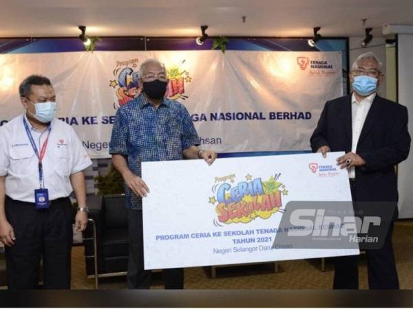 Mahdzir (tengah) semasa majlis pelancaran Program Ceria Ke Sekolah, Tenaga Nasional Bhd (TNB) peringkat negeri Selangor di Wisma TNB, USJ pada Selasa.