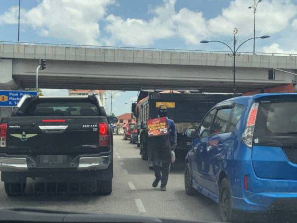 Tinjauan Sinar Harian mendapati beberapa orang penjual sedang menjual makanan di persimpangan lampu isyarat di bandar Kota Bharu pada Selasa.