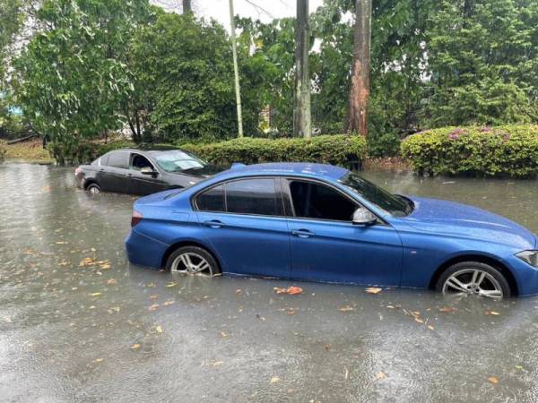 Dua kenderaan yang terperangkap dalam banjir kilat berhampiran jejambat Lebuhraya Cheras-Kajang pada petang Rabu.