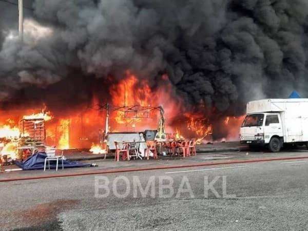 Api marak memenuhi lokasi kejadian. - Foto Bomba KL