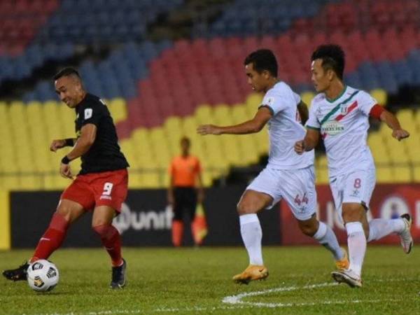 Pemain Sarawak United, Norshahrul Idlan Talaha (kiri) ketika menentang Kuching City pada Selasa. Foto: Sarawak United FC Official