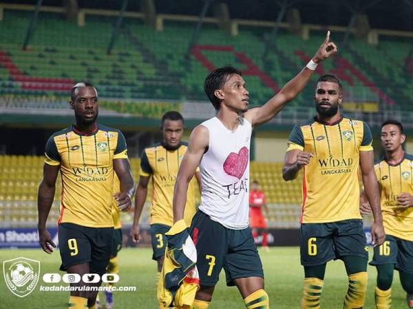 Baddrol meraikan golnya bersama pemain-pemain KDA FC di Stadium Darul Aman pada Rabu. - Foto KDA FC