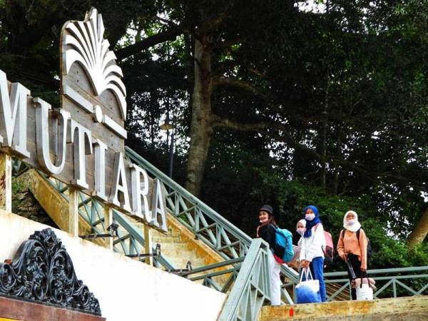 Antara pelancong yang mula mengunjungi Taman Negara, Kuala Tahan pada Rabu.