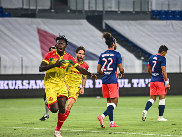 Ifedayo Olusegun meraikan jaringan Selangor FC ketika berkunjung ke Stadium Sultan Ibrahim menentang JDT pada aksi Liga Super di Stadium Sultan Ibrahim di Iskandar Puteri pada Rabu. - Foto Selangor FC