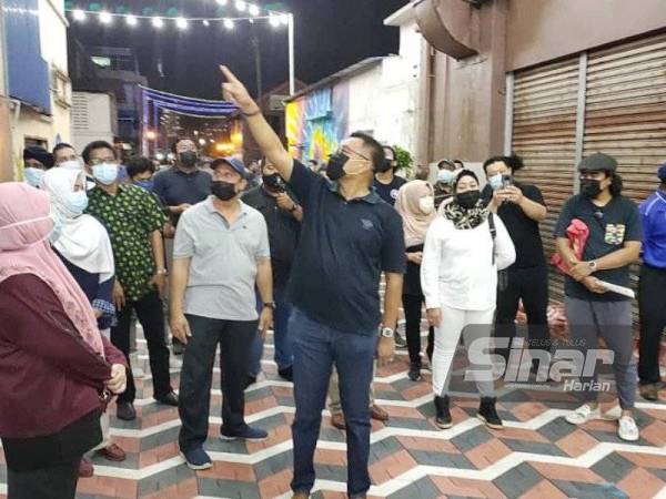 Mohd Sharkar menunjukkan mural yang terdapat di Kuantan Street Art, Kuantan ketika meninjau kawasan itu pada malam Rabu.