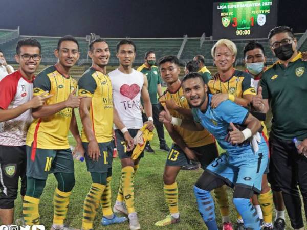 Baddrol (empat dari kiri) bersama rakan-rakan pasukannya selepas tamat aksi menentang PJ City FC di Stadium Darul Aman, Alor Setar pada Rabu. - Foto KDA FC