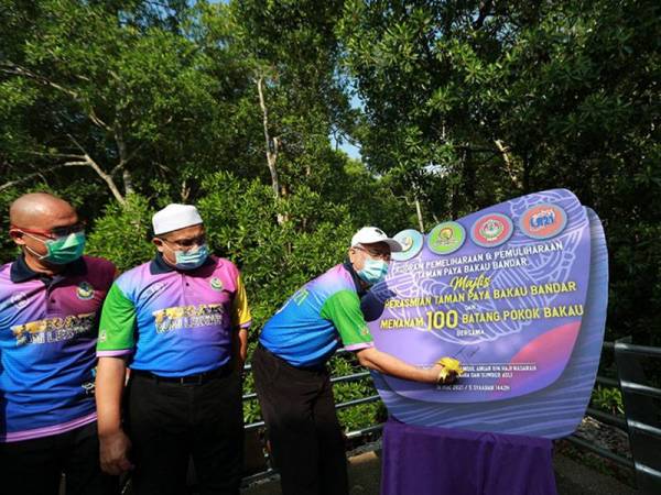 Shamsul Anuar menandatangani plak simbolik merasmikan Taman Paya Bakau Bandar, Lumut.