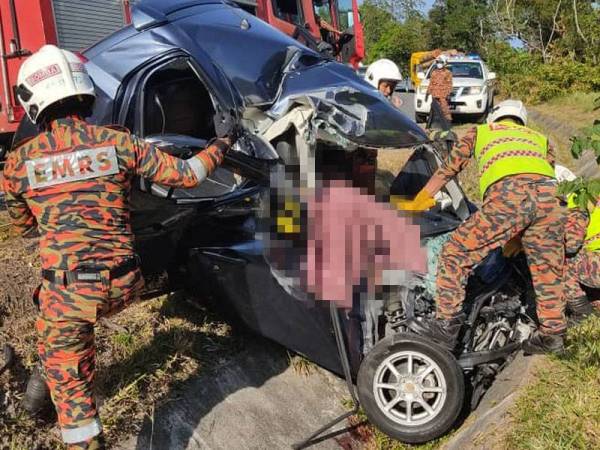 Sepasukan anggota dari Balai Bomba dan Penyelamat Gerik menjalankan operasi mengeluarkan mangsa yang tersepit.