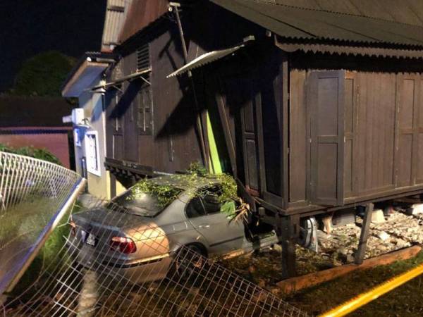 Keadaan kereta jenis BMW yang remuk selepas merempuh sebuah rumah di lampu isyarat, simpang Jelebu pada Khamis. - FOTO: Ihsan pembaca