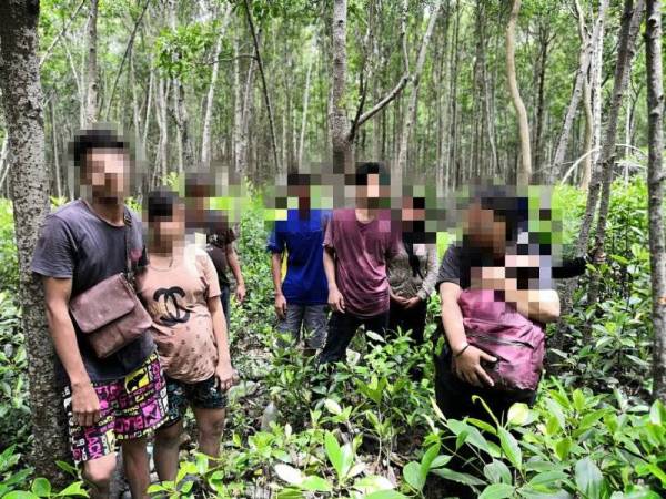 Seramai 15 PATI warga Indonesia ditahan di Kampung Sungai Serdang, Kapar pada Khamis.