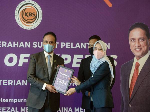 Reezal Merican menyerahkan surat pelantikan kepada Pengarah Jabatan Jalinan Nasional O2 Research dan Pengarah Hyper Pictures Sdn Bhd, Datuk Khaidirah Abu Zahar sebagai Panel of Experts Kementerian Belia dan Sukan ketika di sebuah hotel di Putrajaya pada Jumaat.