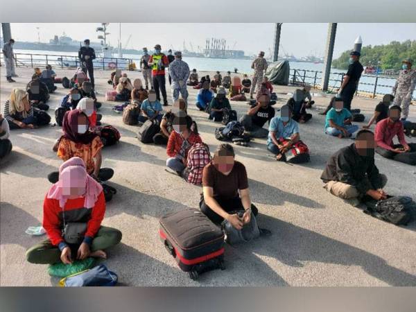 Sebahagian PATI yang ditahan dalam Op Benteng Covid kira-kira 10 batu naurtika dari Pantai Tanjong Karang.