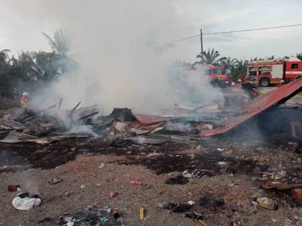 Kebakaran membabitkan sebuah rumah di Kampung Parit Kedondong, Parit Jawa, Muar pada Jumaat.