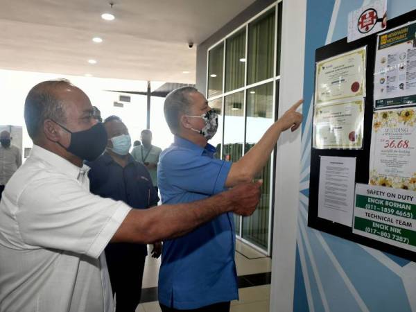 Fadillah melawat pameran pada Program Malaysia Prihatin Bersama Ketua-ketua Jabatan Persekutuan Sarawak di Dewan Utama CIDB Sarawak hari ini. Turut sama Setiausaha Persekutuan Sarawak Datuk Shahabuddin Omar (kiri). - Foto Bernama