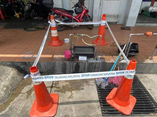 Penyambungan air secara haram di sebuah bengkel.