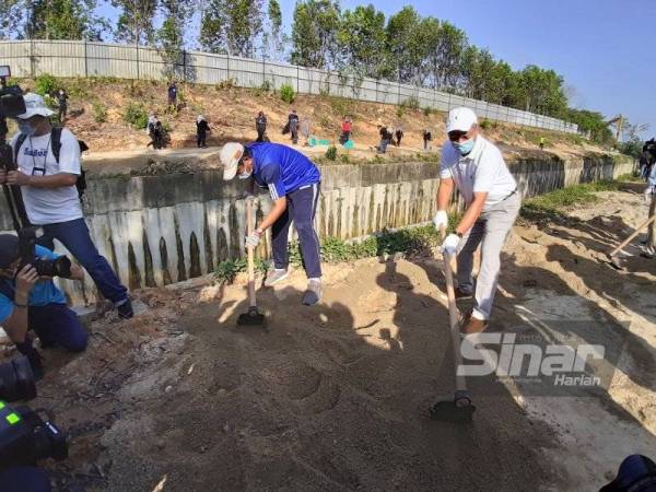 Hasni (kanan) menyertai Program Gotong-Royong Sayangi Kim Kim sempena Hari Air Sedunia di Sungai Kim-Kim, Pasir Gudang pada Sabtu.