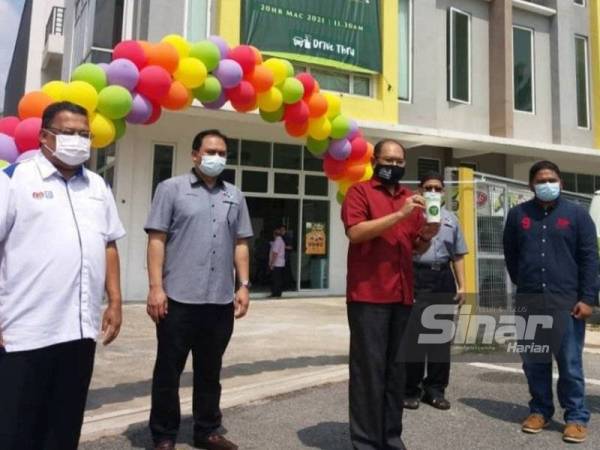 Hasnol Zam Zam (tiga dari kiri) pada Majlis Pelancaran Outlet Drive Thru Coconut Shake 336 di Bestari Jaya pada Sabtu.