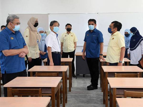 Menteri Kanan (Pendidikan) Datuk Dr Mohd Radzi Md Jidin (tengah) melawat bangunan baharu Sekolah Kebangsaan Putrajaya Presint 18 (1) hari ini. Turut kelihatan Ketua Setiausaha Kementerian Pendidikan Datuk Yusran Shah Mohd Yusof (kiri). - Foto Bernama