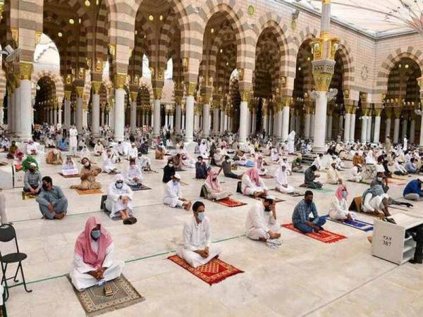 Jemaah melakukan langkah pencegahan bagi menangani Covid-19 di Masjid Nabawi di Madinah. - Agensi