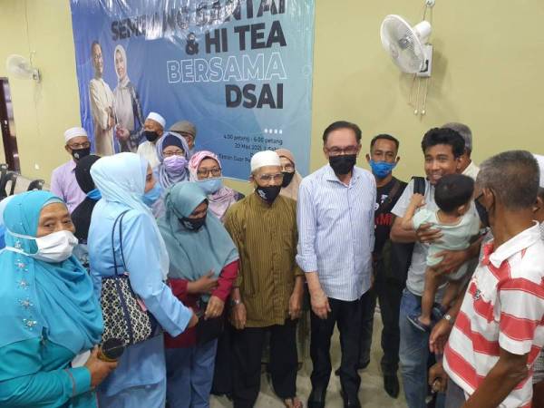 Anwar bergambar bersama penyokongnya pada majlis sembang santai yang diadakan di Permatang Pauh, petang Sabtu.