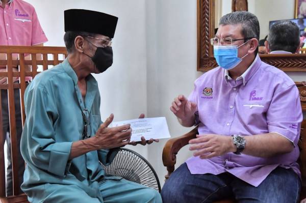 Saifuddin Abdullah beramah mesra bersama pelakon veteran Zakaria Ahmad atau dikenali sebagai A.Galak pada Program Ziarah Finas Prihatin serta pemantauan prosedur operasi standard (SOP) di lokasi pengambaran hari ini. -Foto Bernama