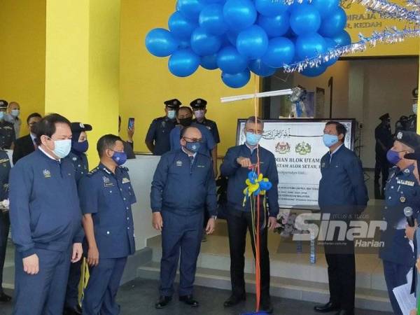 Tengku Zafrul (tiga dari kanan) menyempurnakan gimik perasmian Bangunan Blok Utama Pejabat Kastam Alor Setar pada Ahad.