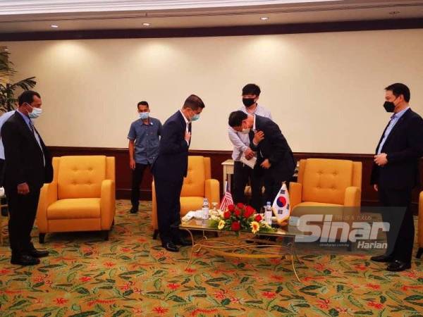 Mohamed Azmin bertemu dengan Presiden yang juga Ketua Pegawai Eksekutif SK Nexilis, Kim Young Tae di Kota Kinabalu pada Ahad.