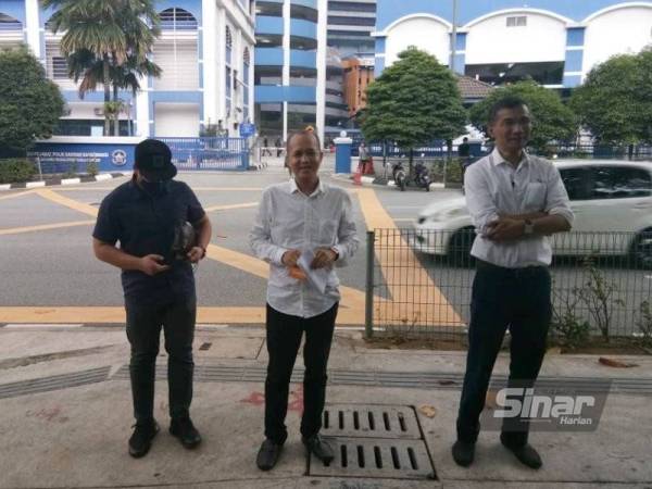 Hamdan (tengah) ketika ditemui media selepas membuat laporan polis di Ibu Pejabat Polis Daerah Dang Wangi pada Ahad.