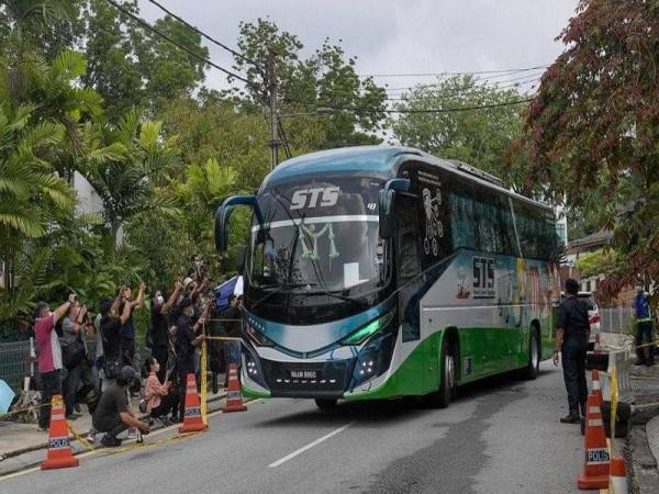 Bas yang membawa keluar pegawai, kakitangan dan ahli keluarga Kedutaan Korea Utara daripada banguna kedutaan pada Ahad. Sumber foto: Facebook Hishamuddin Hussein