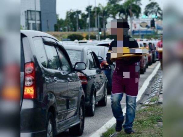 Menjual makanan ketika lampu isyarat merah boleh mengundang bahaya dan termaktuk dalam kesalahan undang-undang di negara ini.