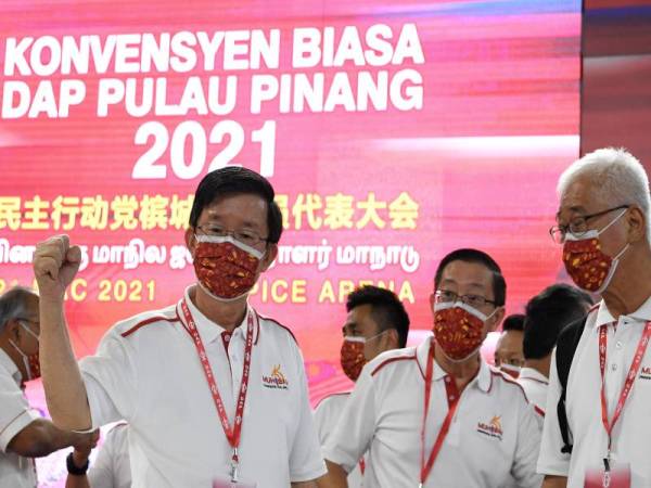 Pengerusi DAP Pulau Pinang Chow Kon Yeow mengangkat tangan setelah memperolehi 1211 undi dalam pemilihan jawatankuasa baru parti berkenaan di Konvensyen Biasa DAP negeri Pulau Pinang di Spice Arena hari ini. Turut sama Setiausaha Agung DAP Lim Guan Eng (dua, kanan). - Foto Bernama