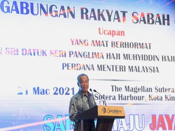 Perdana Menteri Tan Sri Muhyiddin Yassin berucap sewaktu menghadiri Majlis Makan Malam Gabungan Rakyat Sabah (GRS) sempena lawatan rasminya ke Sabah hari ini. - Foto Bernama