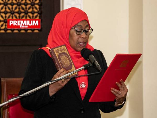 Samia memegang al-Quran ketika majlis angkat sumpah jawatan Presiden Tanzania pada Jumaat lalu. - AFP